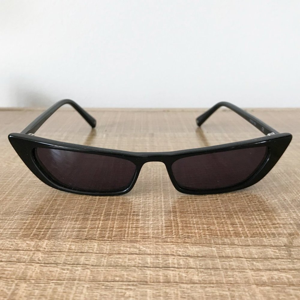 KENDAL + KYLIE BLACK VIVIAN SUNGLASSES